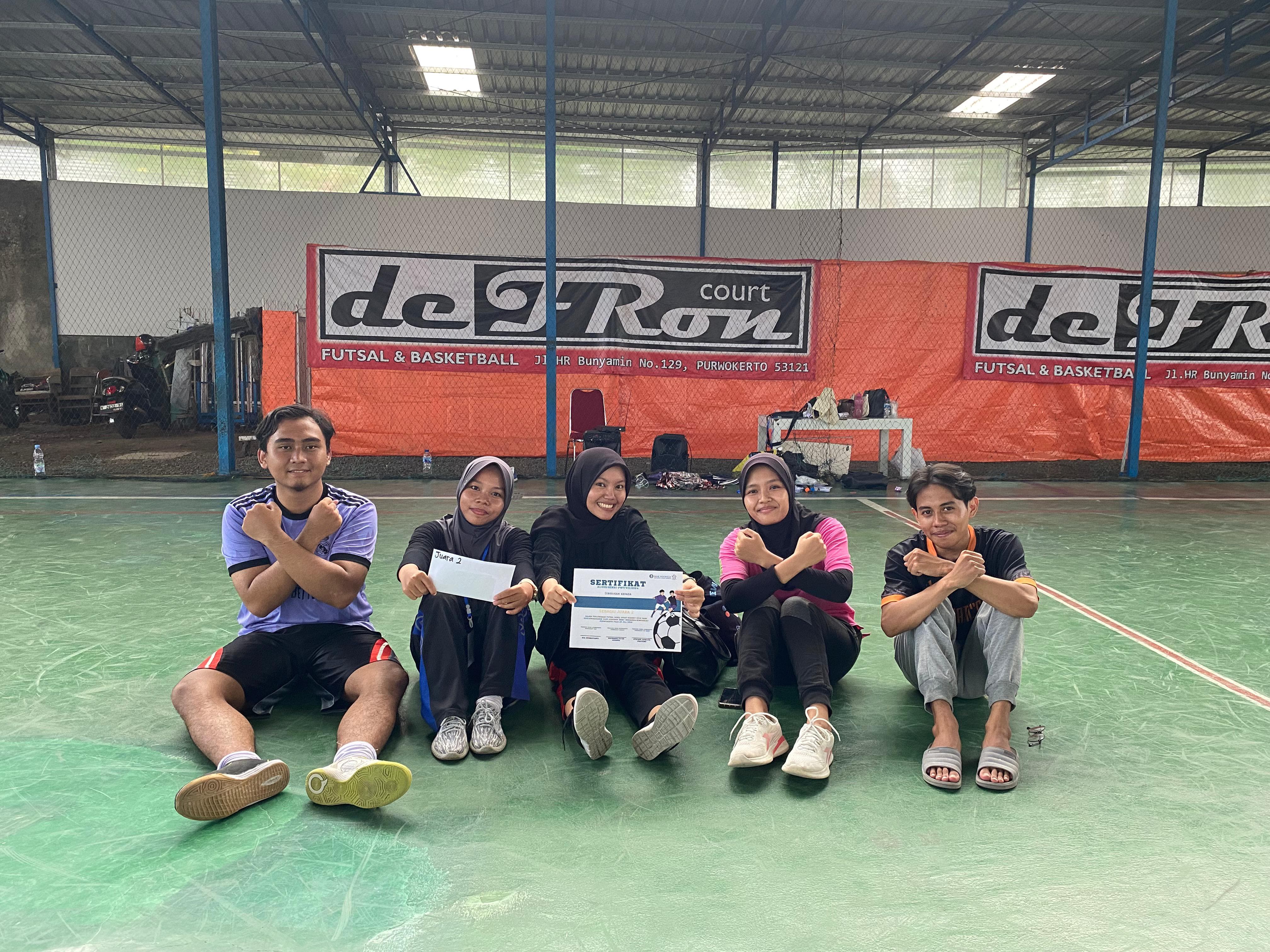 Latihan senam jurus massal di lapangan sekolah