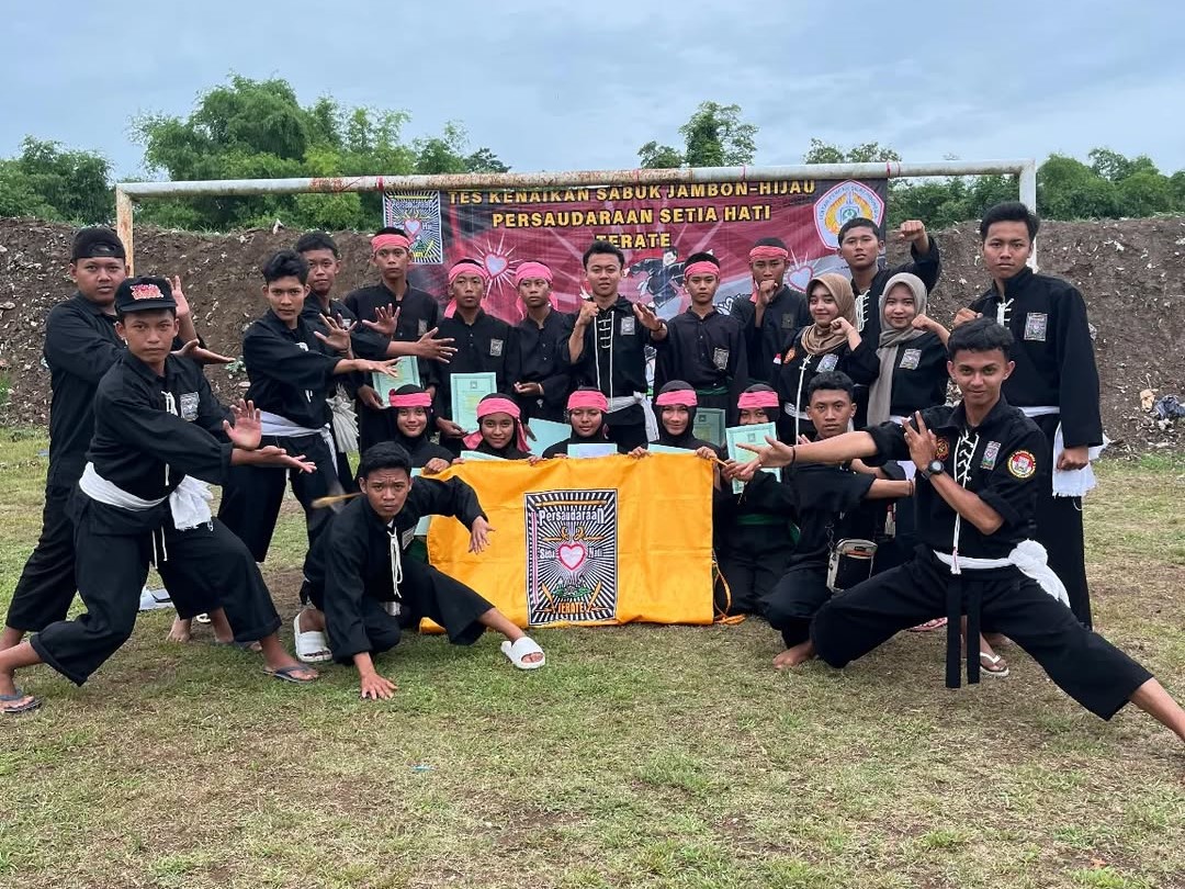 Aksi bersih lingkungan bersama para siswa dan warga sekolah