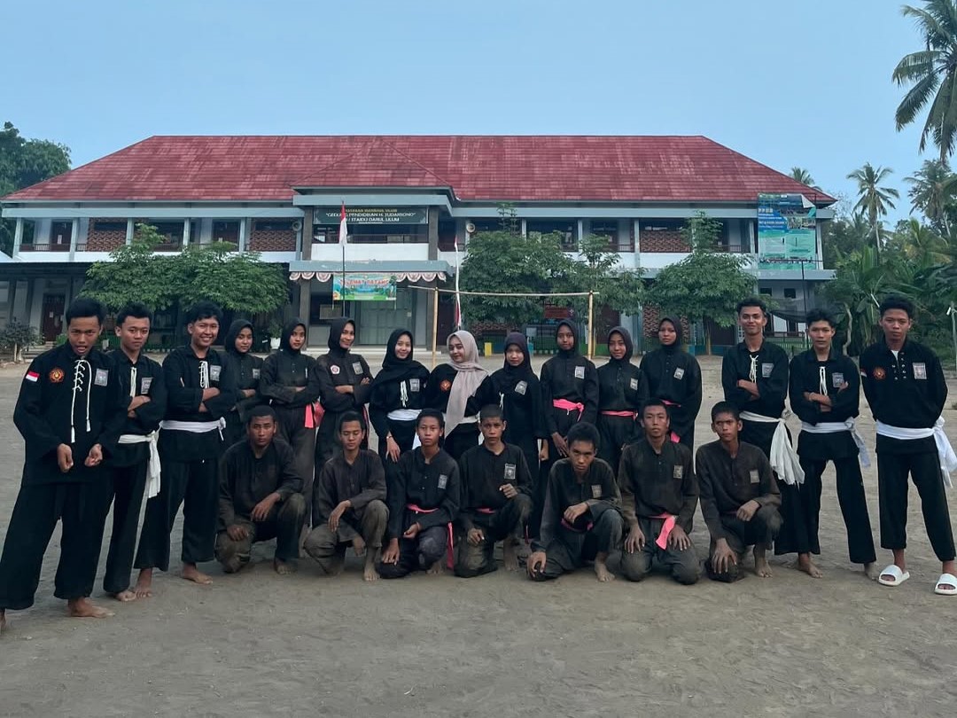 Penyerahan santunan dan bingkisan tali asih kepada warga