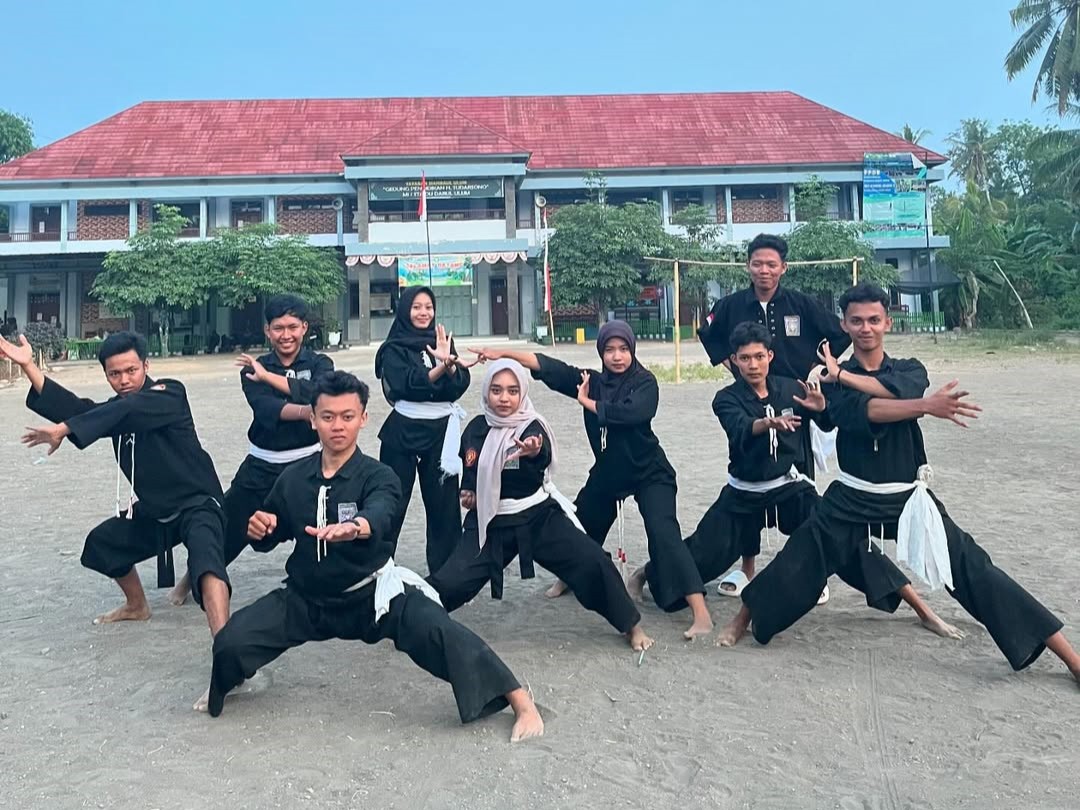 Foto bersama seluruh peserta bakti sosial dan pengurus rayon